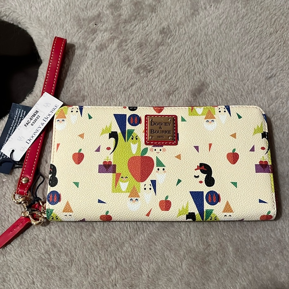 Disney dooney and bourke Snow White wallet NWT